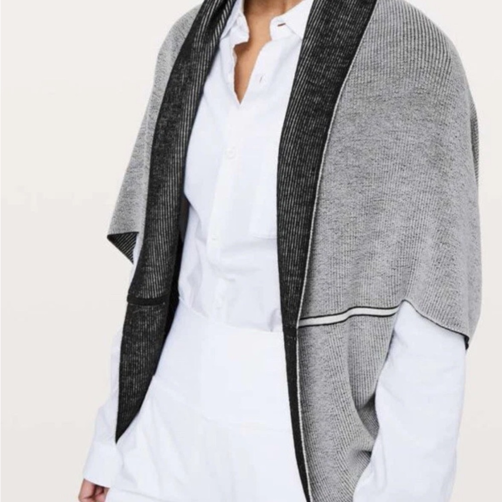 LULULEMON “Exaltation Wrap” Reversible Black/Silver Ice  $128 NWT
